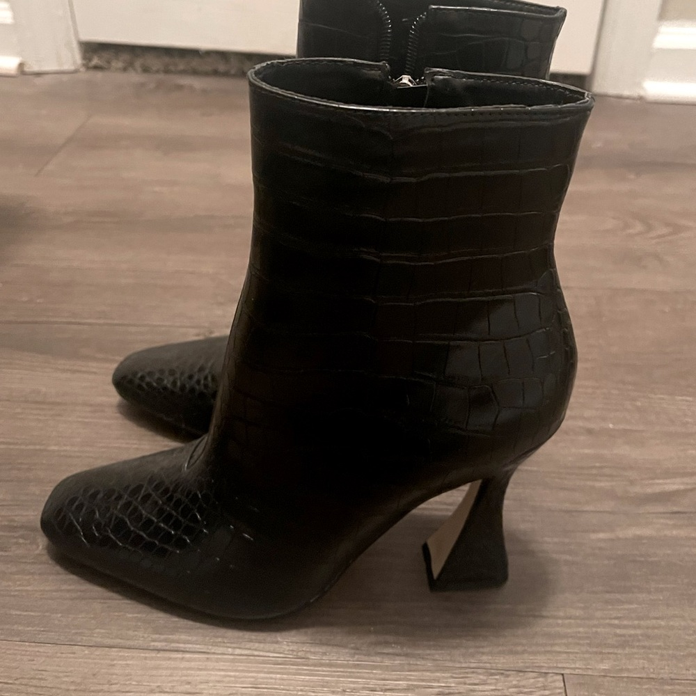 BLACK ANKLE BOOTIES W / HEEL